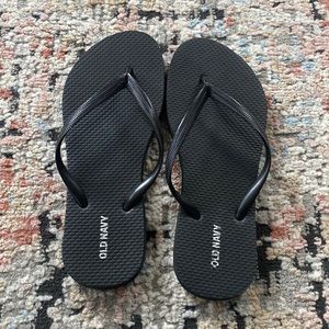Black Old Navy Flip Flops